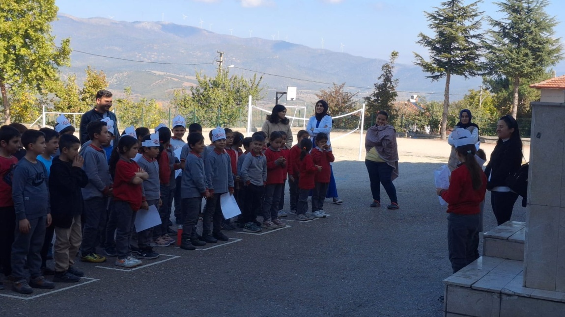 Kızılay Haftası münasebeti ile 'Türk Kızılay'ının kuruluşunun 156. yıl dönümünü kutlamak ve insani yardım faaliyetlerine dikkat çekmek için okulumuzda program düzenledik.